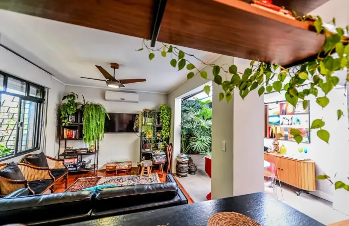Casa Reformada com 150 metros, Piscina e Amplo Pátio no bairro Nonoai