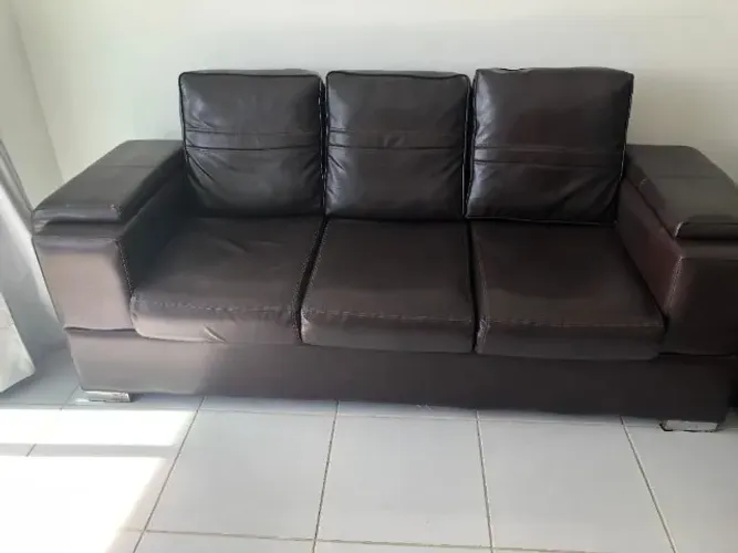 Conjunto de Sofá 3 e 2 lugares em Corino P.U - Marrom - Semi-Novo - Oportunidade Única