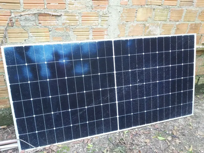 Placa solar danificada
