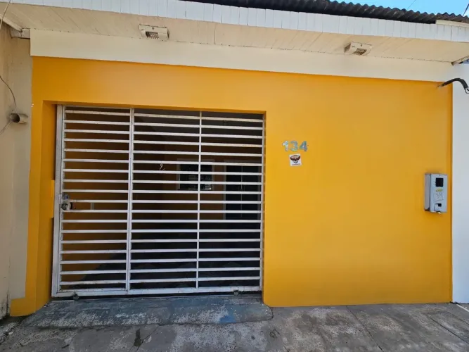 Alugo casa em manacapuru, no centro da cidade próximo de escolas.