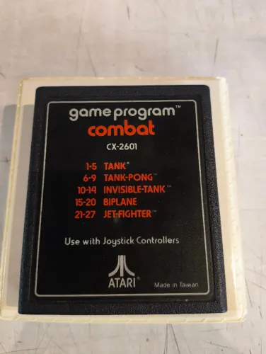 Cartucho de jogo Atari 2600 "Combat" (CX-2601), um clássico item de colecionador 