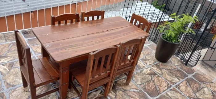Mesa infantil de madeira com 6 cadeiras