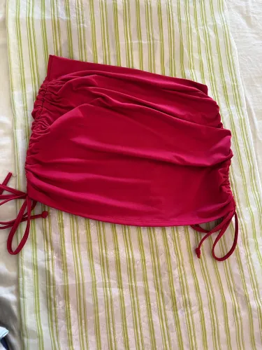 Saia vermelha com laços do lado 