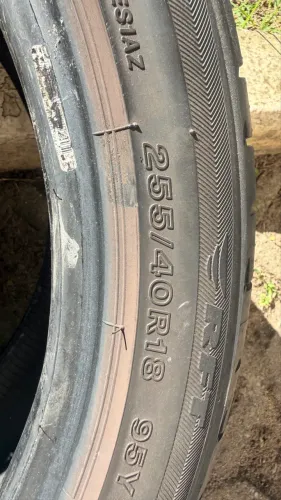 Pneu Bridgestone 255/40R18