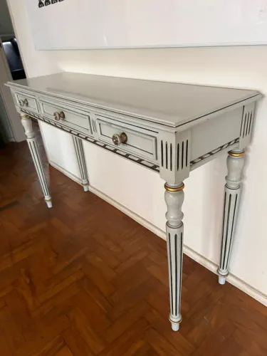 Belíssimo aparador azul claro, com detalhes em dourado