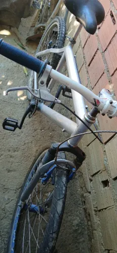 Bike de alumínio, aro 26, com freio pegando, pneu bons