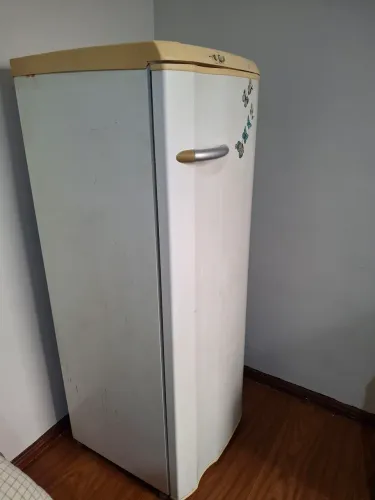 GELADEIRA PEQUENA A VENDA _ 420 REAIS