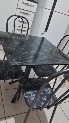Mesa com 4 cadeiras