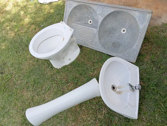 Kit com Tanque pequeno, Vaso e Pia de Banheiro