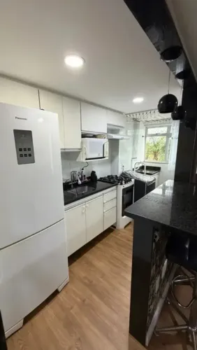 Apartamento reformado com móveis modulados, 2 quartos e vaga coberta em Ataíde, Vila Velha