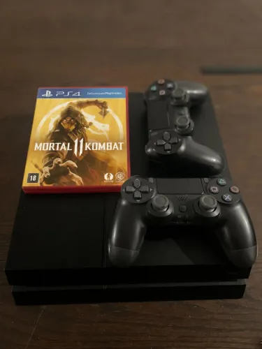 ? PS4 Fat 500GB funcionando perfeitamente, pronto para jogar.