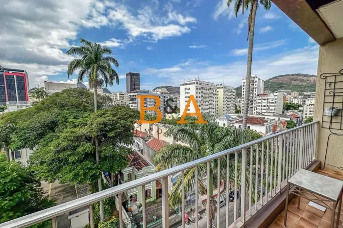 Apartamento com Vista para o Cristo e Pão de Açúcar, 2 Quartos e Infraestrutura Completa e