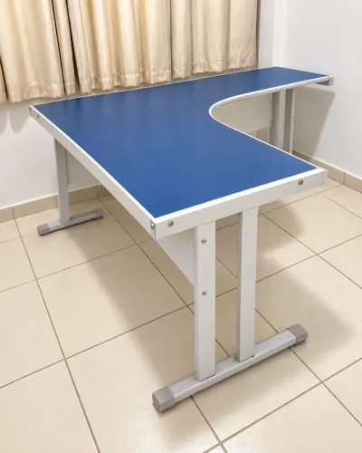 Vendo mesa de escritório em formato L, com tampo azul e estrutura branca.