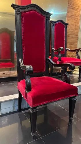 Cadeira Senhorial Antiga de Fazenda em Madeira Maciça - Peça Rara ?