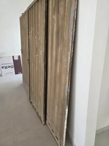 Vende se  portão dle porta de metal