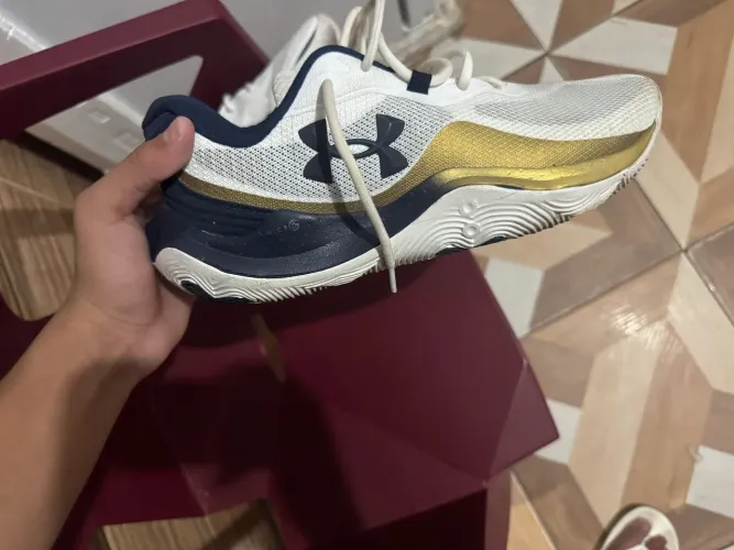 Tênis under armour jet 23