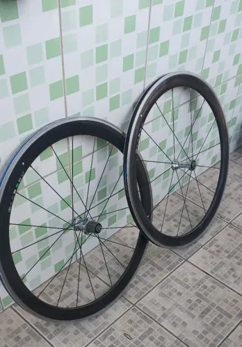 Rodas dura ace carbono com defeito (ENVIO OLX)