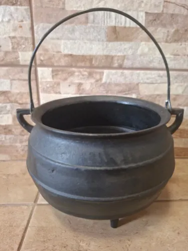 vendo caldeirao da bruxa em ferro n5 da marca panela mineira em otimo estado otimo para de