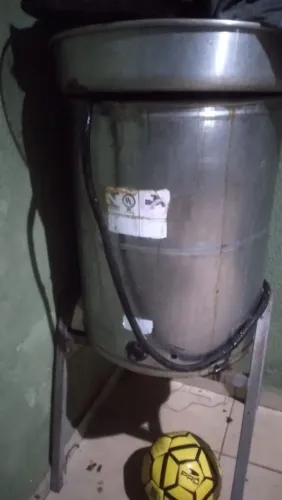 Fritadeira elétrica, óleo e agua 220 wots mais ou menos 40 litros