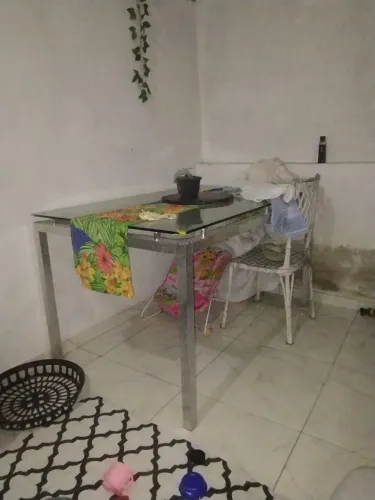 Vendo uma mesa de alumínio de vidro .obs as pontinhas estão quebradas 