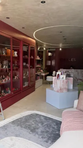 Consultor de vendas em loja de cosméticos e moda fitness.