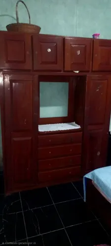 Vende-se Guarda-roupa de madeira pura, já usado. Esta bem conservado