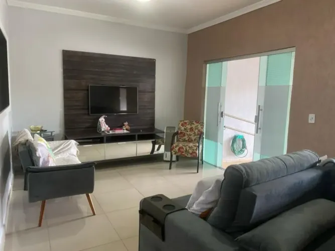 Casa para venda tem 190 metros quadrados com 3 quartos, no Setor Cachoeira Dourada Goiânia
