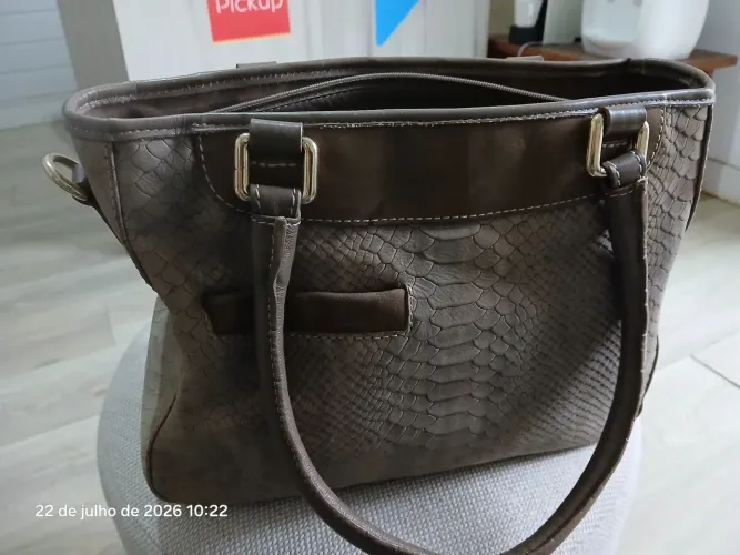 Bolsa Luz da lua em legítimo couro com alça para mão e ombro e argola para alça mais