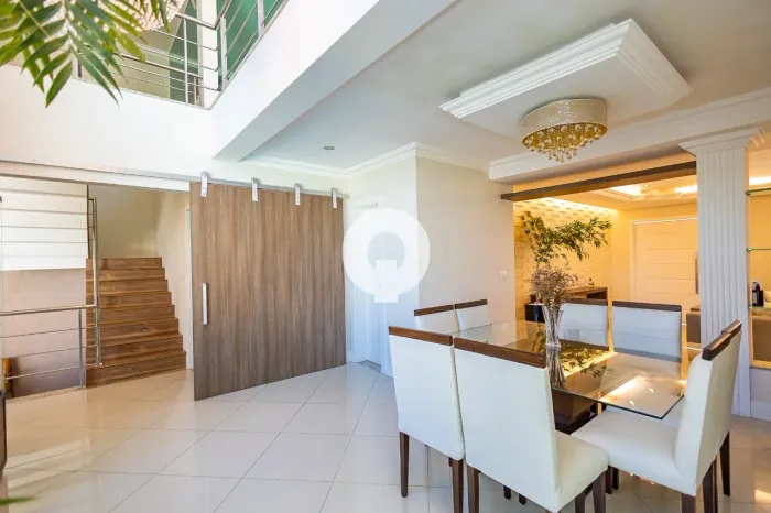 CASA COM 4 SUÍTES À VENDA SANTA FELICIDADE