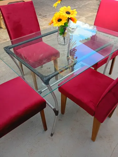 Mesa com tampo de vidro e 4 cadeiras novas
