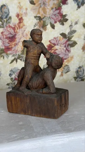 Estatueta de madeira 