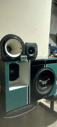 Caixa com subwoofer, médio, twitte e corneta 