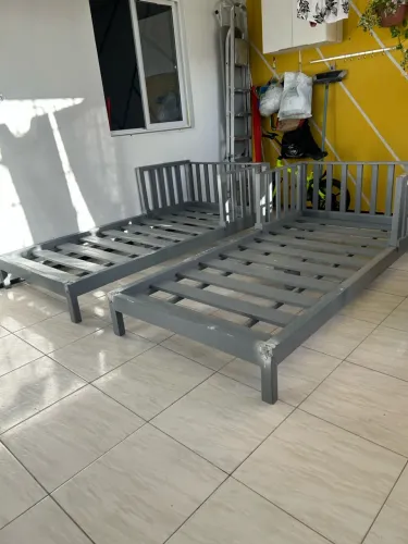 VENDO DUAS CAMAS DE MADEIRA MACIÇA DE SOLTEIRO