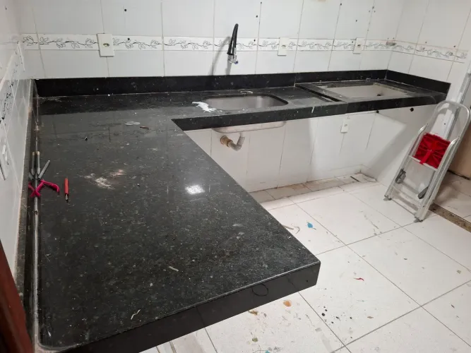 Bancada granito preto em L