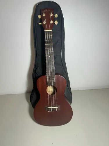 Ukulele Makala (by Kala) Concert + Capa + Capotraste - Ótimo estado