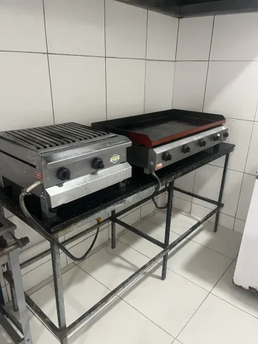 Chapa Industrial + Charbroiler Marchesoni - Seminovos (menos de 1 ano de uso)