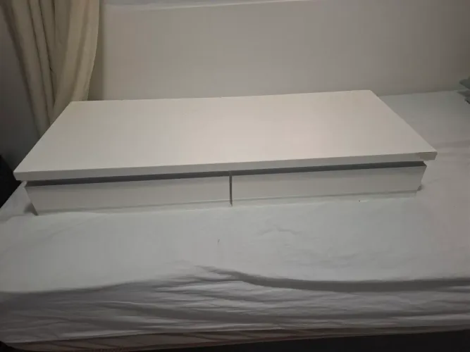 Mesa com gavetas
