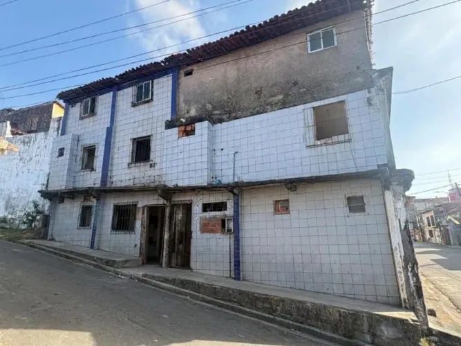 Prédio de esquina com 6 kitnets, Canto da Fabril, perto do Centro, para investidor
