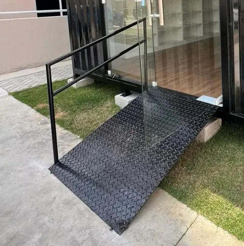 Rampa de acesso com corrimão