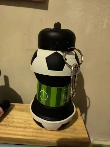 Garrafa dobrável de silicone com temática de futebol. 550ml.