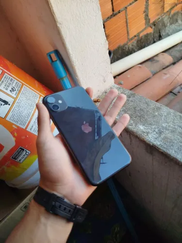 iPhone 11 ACOMPANHA CARREGADOR