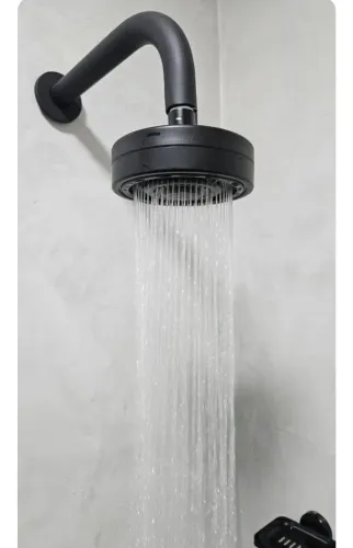 Chuveiro autolimpante preto direcionavel