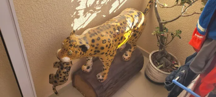 Escultura Onça pintada de fibra
