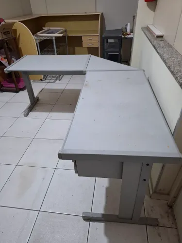 Mesa de escuta em L