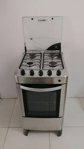 Vendo um fogão Esmaltec, inox, funcionando perfeitamente. Valor 290.