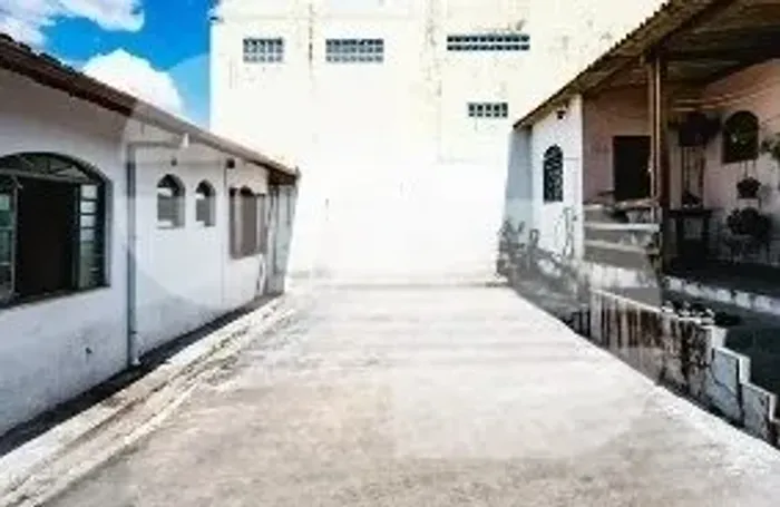 Casa no Glória para Alugar de 223,86m² no Lote de 360m², com 04 quartos e 03 vagas de Gara