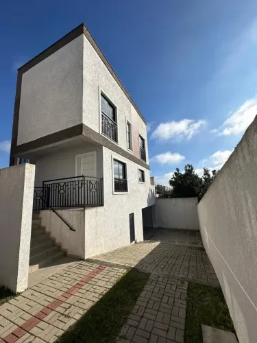 Sobrado para venda possui 230 metros quadrados com 3 quartos em Capão Raso - Curitiba - PR