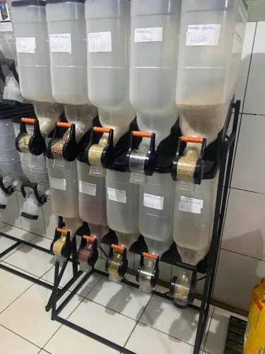 Expositor Armazenador Dispenser Porta Cereais Ração Grãos Cor Preto