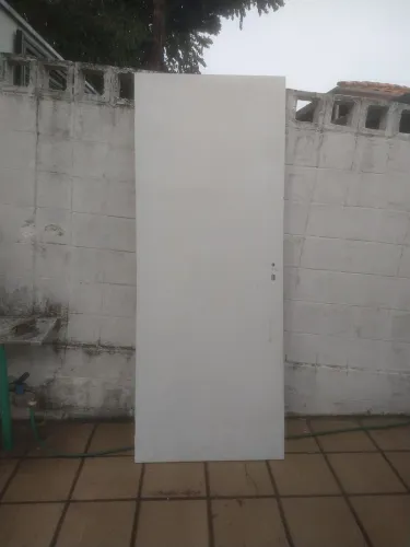 Porta de madeira semi nova 