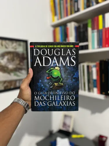 O Guia Definitivo do Mochileiro das Galáxias - Douglas Adams; usado, poucas marcas de uso